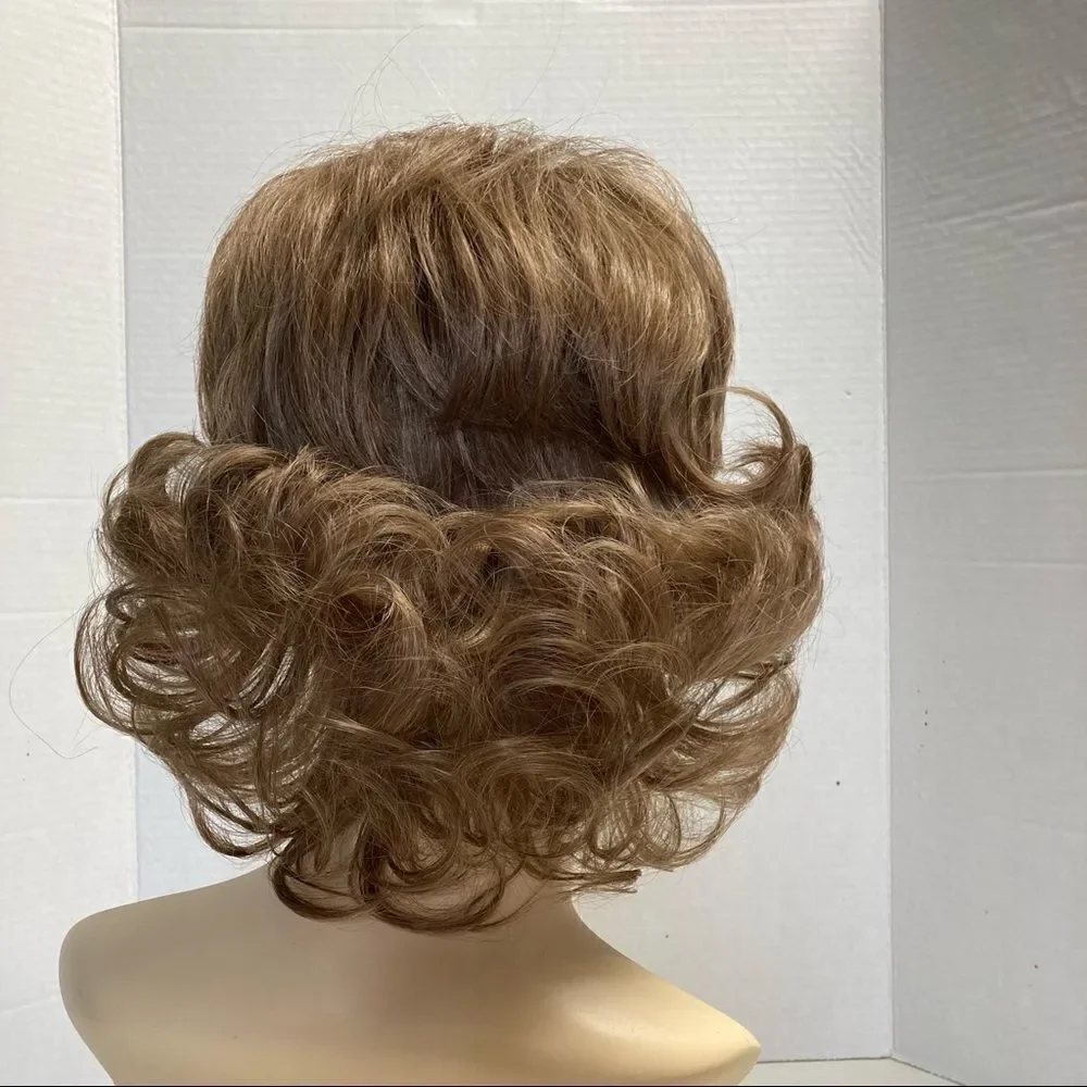 Synthetic brown wig curly New Without Tags‎
